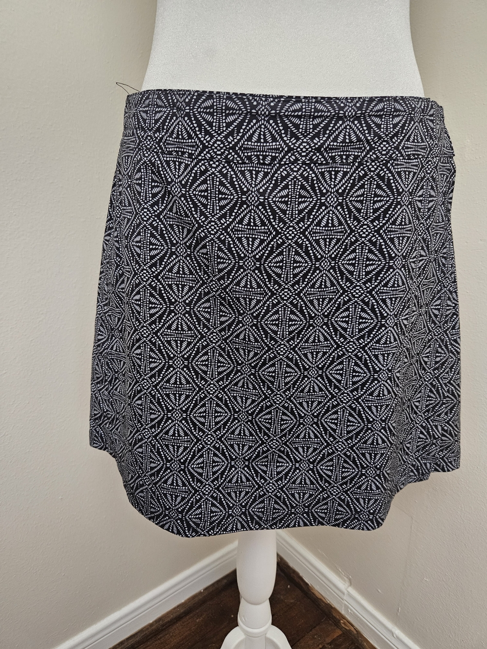 Ripskirt Hawaii Black & White Geometric Mini Skirt